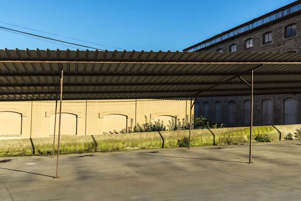 Aparcamiento de una antigua fábrica en Cardona, Cataluña, España —  Fotos de Stock