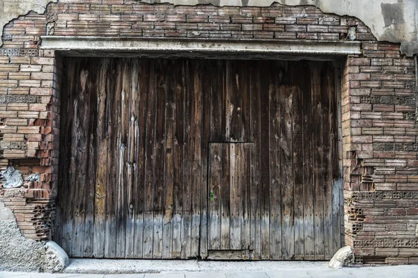 Παλιά ραγισμένη ξύλινη πόρτα του γκαράζ ως φόντο — Φωτογραφία Αρχείου