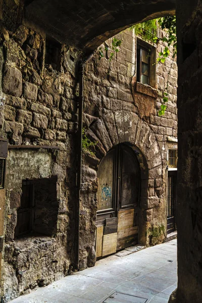 Pasaje en el casco antiguo de Cardona en Cataluña, España — Foto de Stock