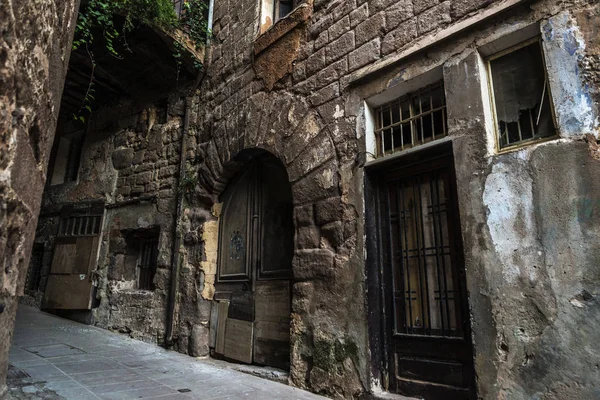 Πέρασμα στην παλιά πόλη της Καρδόνα στην Καταλονία, Ισπανία — Φωτογραφία Αρχείου