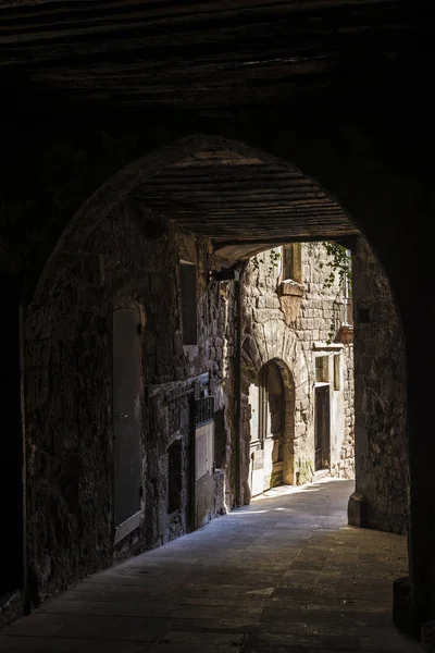 Pasaje en el casco antiguo de Cardona en Cataluña, España — Foto de Stock