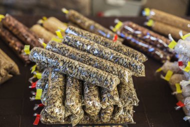 İspanya'da bir bit pazarında ayçiçeği tohumu Çantalar