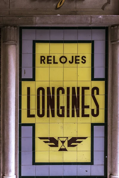 Eski Longines fayans yapılmış reklam afiş saatler — Stok fotoğraf