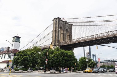 New York City, ABD'de Brooklyn ve Manhattan köprüsünün görünümü