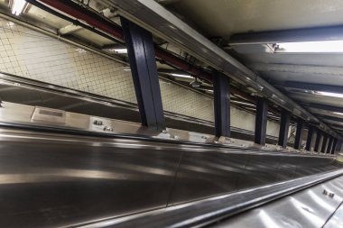 Yürüyen merdiven New York City, ABD'de metro istasyonunda