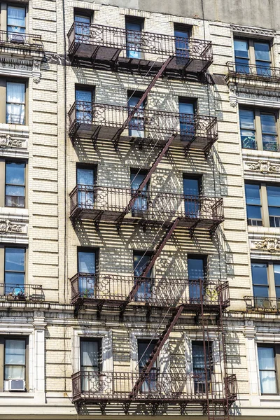 Gamla typiska flerbostadshus i Harlem, New York City, USA — Stockfoto