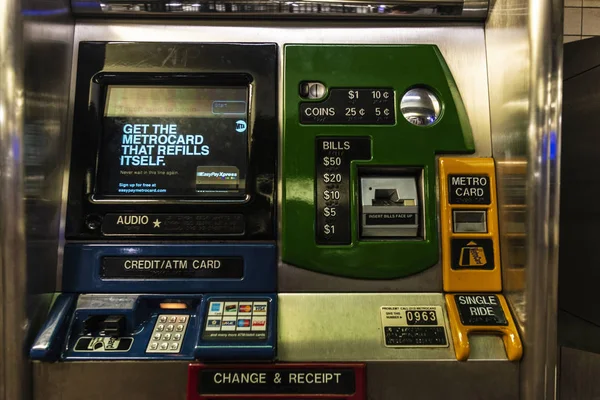 Máquina de venda automática de bilhetes de metrô em Nova York, EUA — Fotografia de Stock