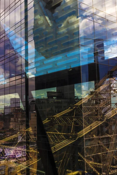 Réflexions sur la façade vitrée d'un gratte-ciel comme fond abstrait — Photo