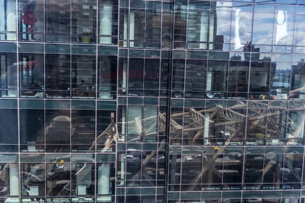 Reflexiones sobre la fachada de cristal de un rascacielos como respaldo abstracto —  Fotos de Stock