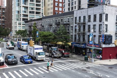 Manhattan 'da trafik ve gökdelenler ile sokak, New York C