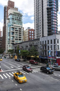 Manhattan 'da trafik ve gökdelenler ile sokak, New York C