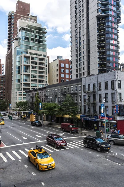 Rue avec la circulation et ses gratte-ciel à Manhattan, New York C — Photo