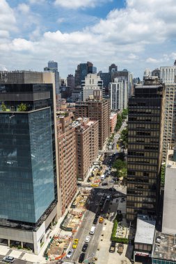 Manhattan 'da trafik ve gökdelenler ile sokak, New York C