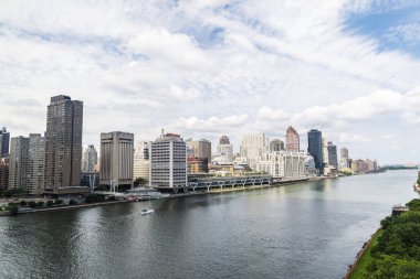 Yukarı Doğu Yakası silueti ve East River, New York City, ABD