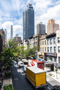 Manhattan 'da trafik ve gökdelenler ile sokak, New York C