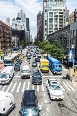 Manhattan 'da trafik ve gökdelenler ile sokak, New York C