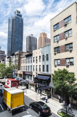 Manhattan 'da trafik ve gökdelenler ile sokak, New York C