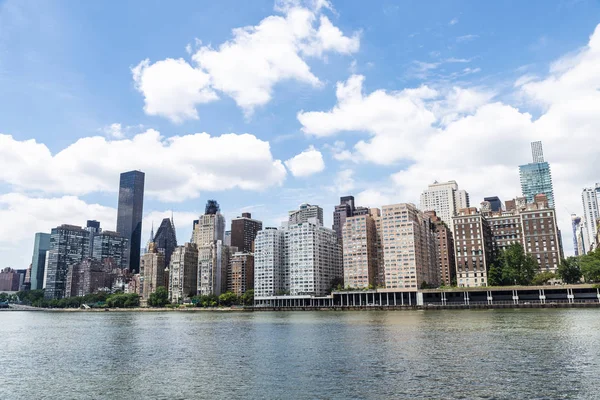 East River et l'horizon de Manhattan à New York, États-Unis — Photo