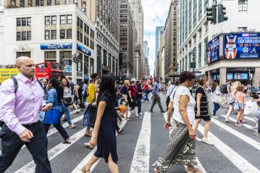 Abd'nin New York şehrinde yaya geçidine geçen insanlar