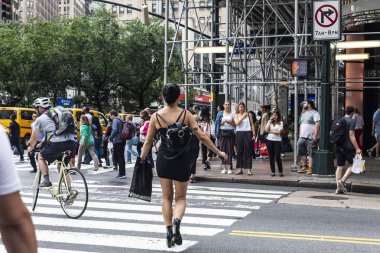 New York 'ta yaya geçidinden geçen bir kadın, Usa