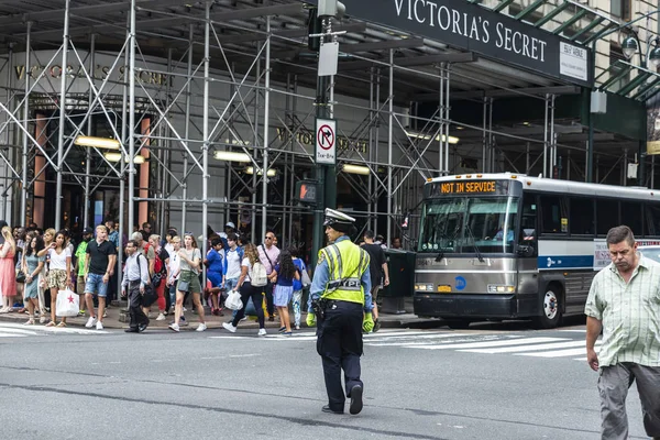 Une policière musulmane dirige la circulation à New York , — Photo