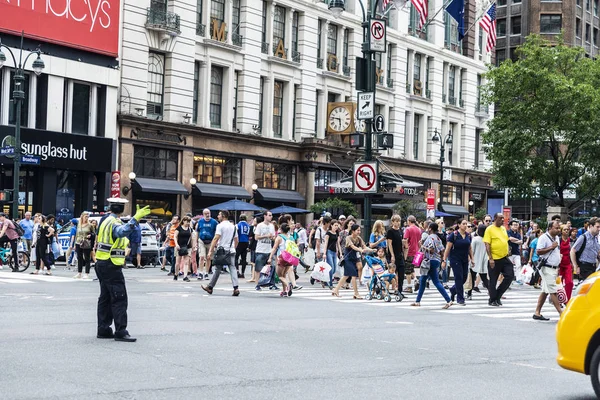 Muslimsk kvinna polischef dirigera trafik i New York City, — Stockfoto