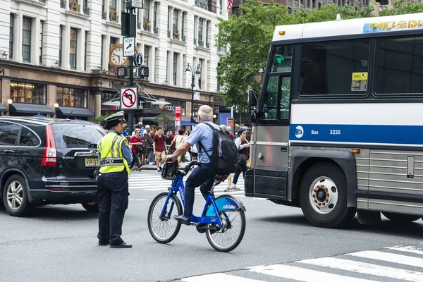 Oficial de policía musulmana dirigiendo tráfico en la ciudad de Nueva York , —  Fotos de Stock