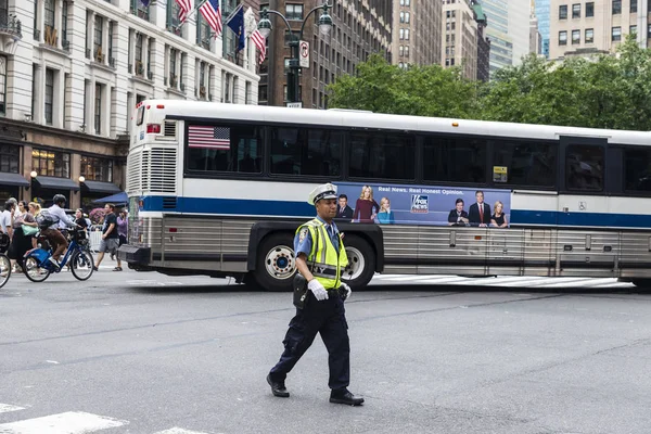 Policía dirigiendo tráfico en la ciudad de Nueva York, EE.UU. — Foto de Stock