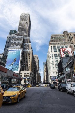 Manhattan 'da trafik ve gökdelenler ile sokak, New York C