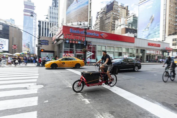 Cyklister och taxi i Manhattan, New York City, USA — Stockfoto