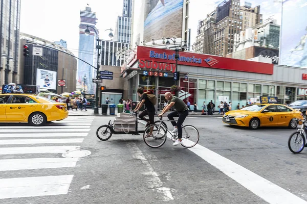 Cyklister och taxibilar i Manhattan, New York City, USA — Stockfoto