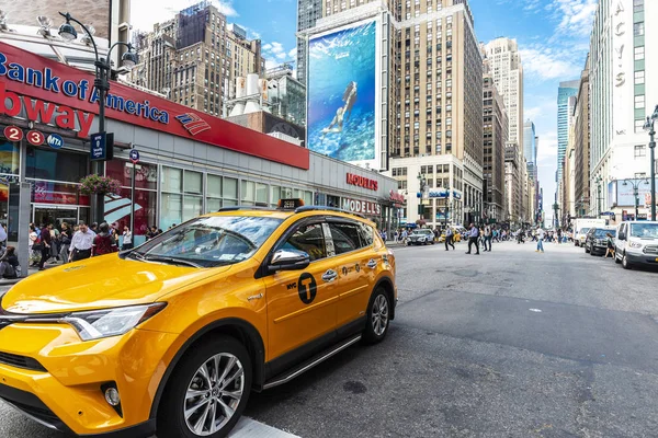 Taxi på en gata i Manhattan, New York City, USA — Stockfoto