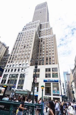 Manhattan, New York Ci insanlar ve gökdelenler ile Sokak