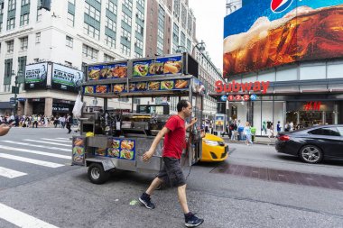 Manhattan, New York City, ABD'de kamyonla yemek taşıyan adam