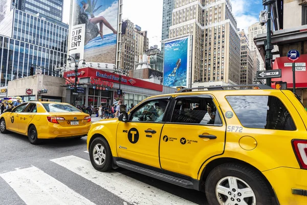 Rad av taxibilar på en gata i Manhattan, New York City, USA — Stockfoto