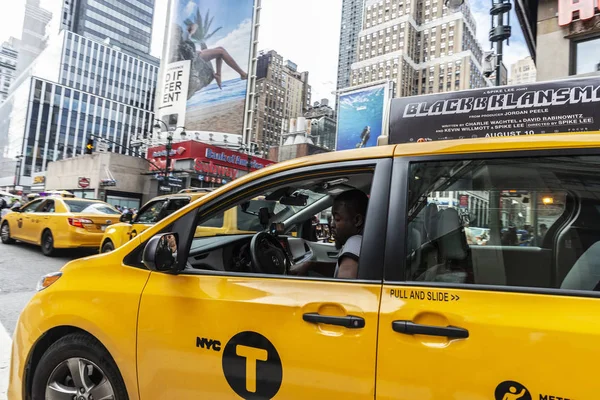 Driver väntar i en rad av taxibilar i Manhattan, New York City, USA — Stockfoto