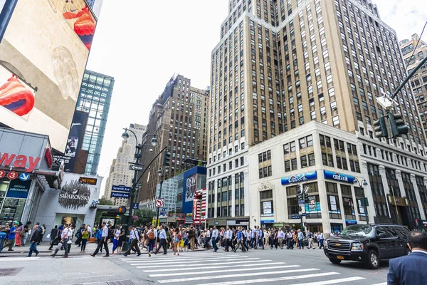 Gata med människor och dess skyskrapor i Manhattan, New York CI — Stockfoto