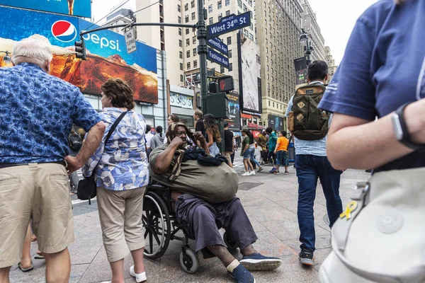 Pobre hombre negro en silla de ruedas en Nueva York, EE.UU. — Foto de Stock