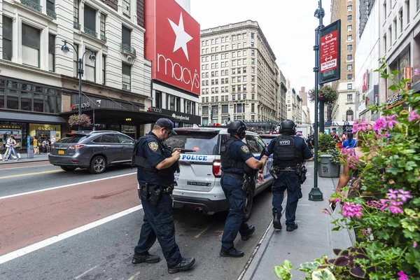 Policemen and police car in Manhattan, New York City, USA — Stock Photo, Image