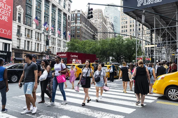 Människor som går igenom en övergångsställe i New York City, USA — Stockfoto