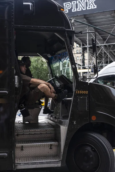 Camión de la compañía de transporte UPS en una calle en Nueva York, U — Foto de Stock