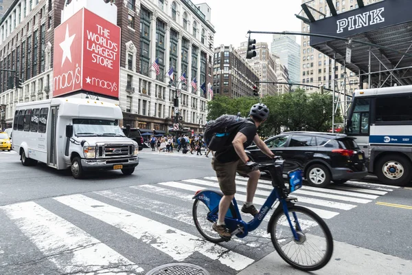Ciclistas y coches en Manhattan, Nueva York, Estados Unidos — Foto de Stock