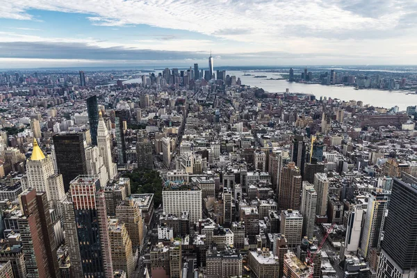 สกายไลน์ของตึกระฟ้าในแมนฮัตตัน นิวยอร์ก สหรัฐอเมริกา — ภาพถ่ายสต็อก