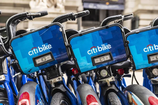 Fila de bicicletas de alquiler en Nueva York, Estados Unidos — Foto de Stock