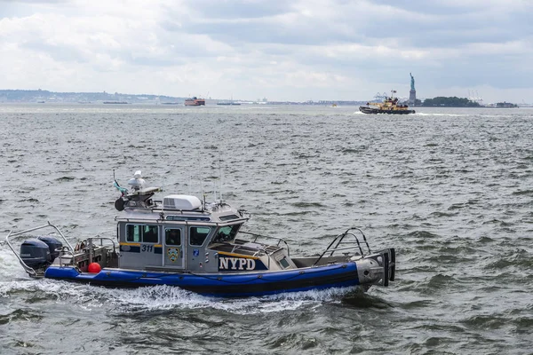 Bateau de police naviguant devant New York, États-Unis — Photo
