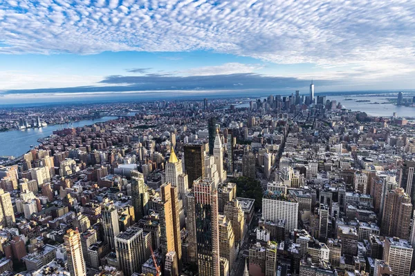 Panorama mrakodrapů při západu slunce na Manhattanu, New York City, USA — Stock fotografie