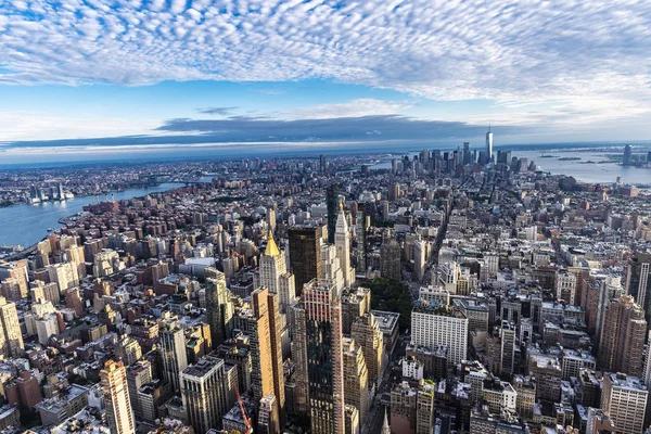 Manhattan'da gün batımında gökdelenlerin silueti, New York City, Abd