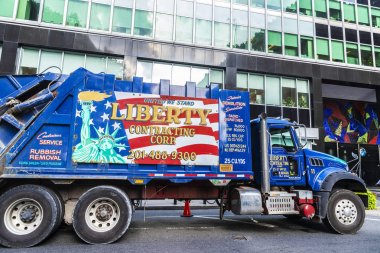 Abd'nin New York şehrinde bir caddeye park edilmiş konteyner kamyonu