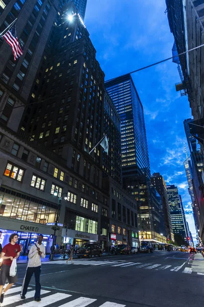 East 42e Street 's nachts in New York City, Verenigde Staten — Stockfoto