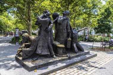 Abd'nin New York şehrinde göçmenler heykeli